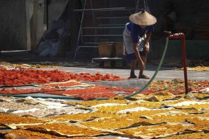 Kerupuk Legenda di Sepelemparan Batu