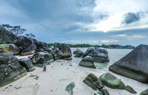 Pantai Tanjung Tinggi, salah satu lokasi syuting film Laskar Pelangi (foto: Dwi Damarpilau | unsplash)