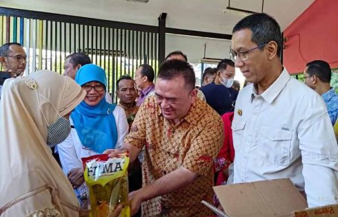 Ketua Umum Eka Tjipta Foundation, Hong Tjhin (tengah) dan Penjabat Gubernur DKI Jakarta, Heru Budi Hartono (kanan) saat kegiatan Bazar Minyak Goreng di RPTRA Kecapi, Jakarta Selatan, Jumat (14/4).