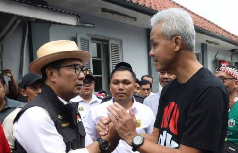 Gubernur Jawa Barat Ridwan Kamil bersama Gubernur Jawa Tengah Ganjar Pranowo