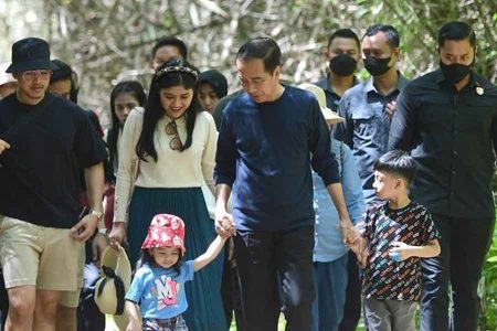Presiden RI Joko Widodo menggandengn cucunya, La Lembah Manah, saat meninjau lokasi wisata Gua Batu Cermin di Labuan Bajo, Manggarai Barat, Nusa Tenggara Timur (foto: Facebook @Jokowi)