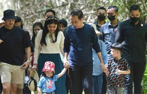 Presiden RI Joko Widodo menggandengn cucunya, La Lembah Manah, saat meninjau lokasi wisata Gua Batu Cermin di Labuan Bajo, Manggarai Barat, Nusa Tenggara Timur (foto: Facebook @Jokowi)