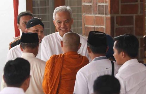 Ganjar Pranowo menyalami pengunjung dari berbagai kalangan saat open house di tempat kelahirannya, Tawangmangu