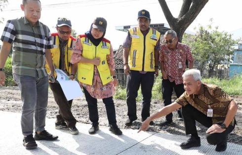 Gubernur Jawa Tengah Ganjar Pranowo mengecek perbaikan jalan di ruas Batangan, Kabupaten Pati.