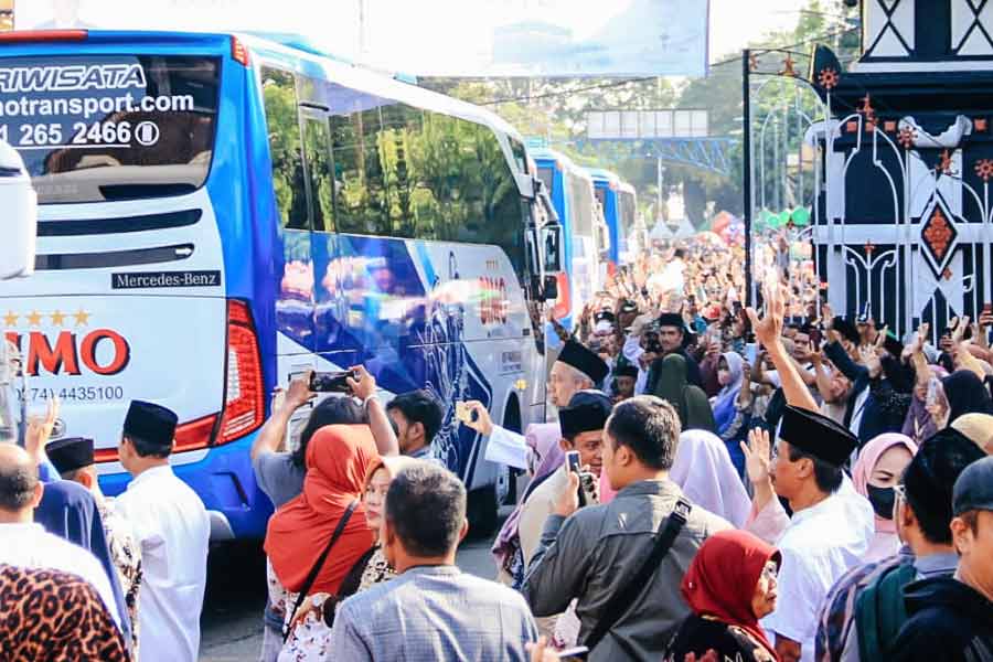 Ribuan warga mengiringi keberangkatan jamaah calon haji (Calhaj) asal Pemalang