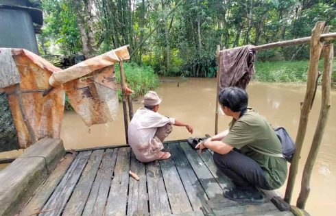 Warga Desa Dahai, Kecamatan Paringin, Kabupaten Balangan, Kalimantan Selatan, mencermati kondisi air yang semakin buruk