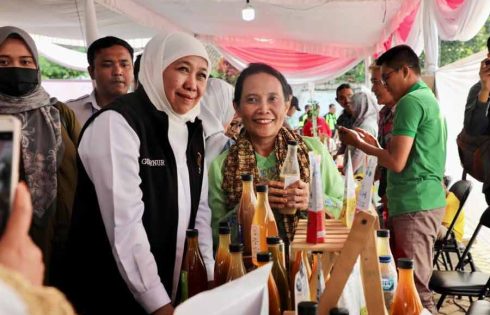 Gubernur Jawa Timur Khofifah Indar Parawansa saat meninjau langsung Bursa Jamu Materia Medica di UPT Laboratorium Herbal Materia Medica Batu, Dinas Kesehatan (Dinkes) Jatim
