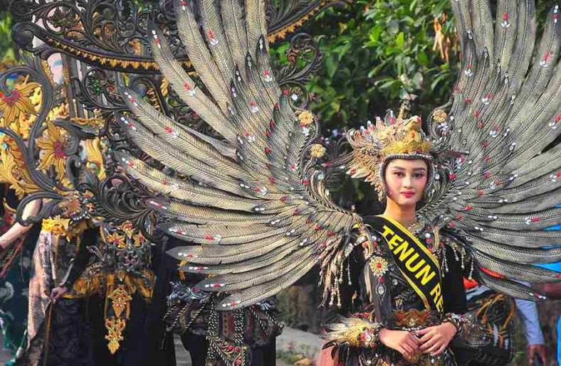 Salah satu peserta Karnaval Tenun Troso mengenakan kostum berbahan kain tenun di Desa Troso, Pecangaan, Jepara, Jawa Tengah (foto: infopublik.id)