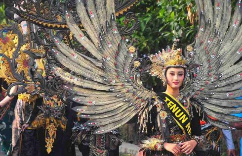 Salah satu peserta Karnaval Tenun Troso mengenakan kostum berbahan kain tenun di Desa Troso, Pecangaan, Jepara, Jawa Tengah (foto: infopublik.id)