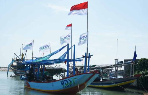 Perahu Wakaf dari YDSF yang diserahkan untuk nelayan Brondong Lamongan