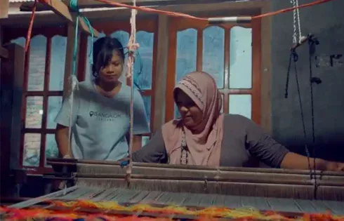 Anita Dona Asri memberikan edukasi dan pelatihan menenun