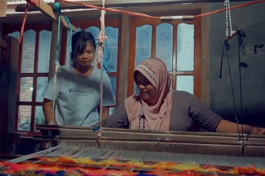 Anita Dona Asri memberikan edukasi dan pelatihan menenun