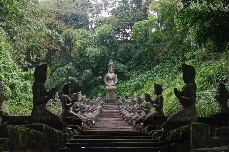 Beberapa patung yang berdiri menyambut wisatawan di Lembah Tumpang (foto: Tiara Aydin Sava/indonesiaimages.net)