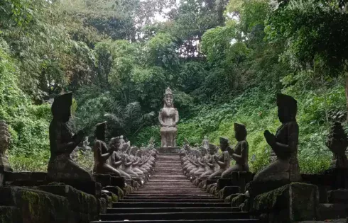 Beberapa patung yang berdiri menyambut wisatawan di Lembah Tumpang (foto: Tiara Aydin Sava/indonesiaimages.net)