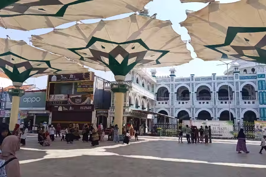 Payung Madinah di depan Masjid Agung Al Anwar, Pasuruan (foto: Tiara Aydin Sava)